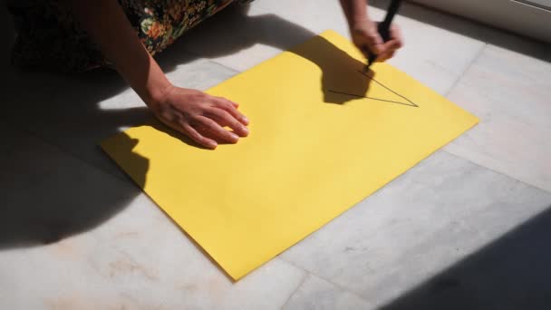 Perempuan tangan menulis Tidak ada Perang pada banner kuning. Mendukung Ukraina melawan Rusia — Stok Video