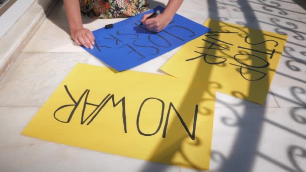 Banners and signs against war in Ukraine and against Russian leader Putin — Stock Video
