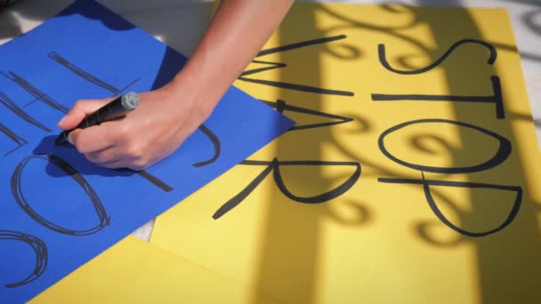 Support for Ukraine. Writing message Close The Sky on blue banner.War in Ukraine — Stock Video