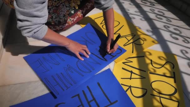 Stand mit Ukraine-Banner, Schriftzug auf blauem Plakat zur Unterstützung der Ukraine — Stockvideo