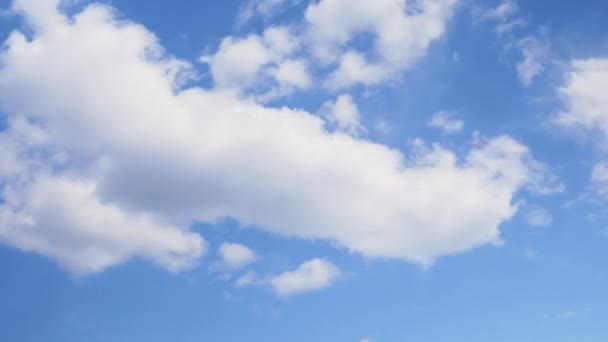 Mavi gökyüzünde yuvarlanan güzel bulutların zamanı. Bulutlar mavi gökyüzüne karşı — Stok video