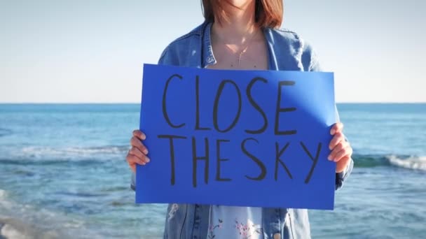 Γυναίκα σηκώνει πανό με επιγραφή Close The Sky για να υποστηρίξει την Ουκρανία — Αρχείο Βίντεο