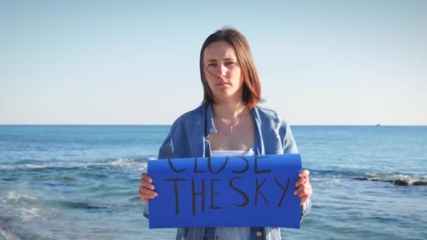 Verontrustende Oekraïense vrouw met blauwe vlag met opschrift Close The Sky — Stockvideo