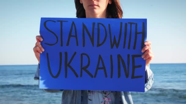 Proteste contro l'invasione russa dell'Ucraina con cartello Stand With Ukraine — Video Stock