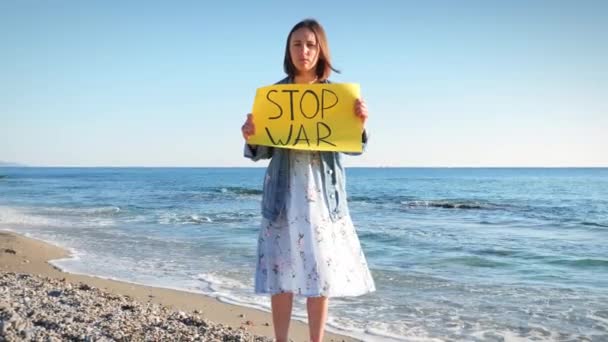 Donna forte in piedi in segno di protesta fermare la guerra. Fermare l'aggressione — Video Stock