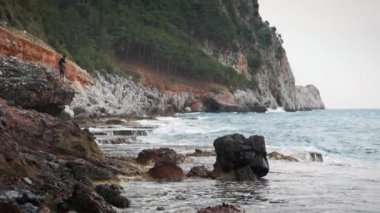 Kayalara çarpan deniz dalgaları ile kayalık sahil şeridi. Kayalık kayalıklarda dalgalar kırılıyor