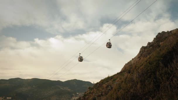 山地缆车高山背景下来回穿梭的缆车小木屋 — 图库视频影像