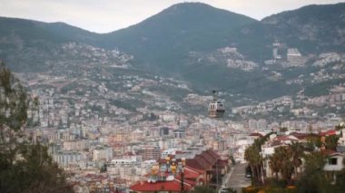 Modern teleferikli güzel şehir manzarası. Dağlı şehir manzarası