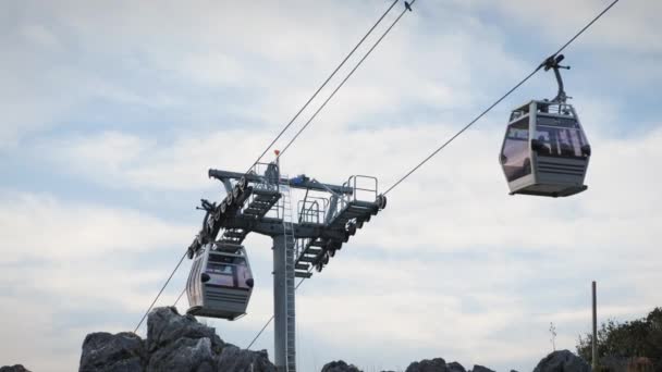 Rollers on support for movement of cable car. Ropes and rollers on cable cabins — Stock Video