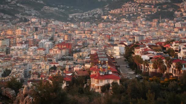 Akşam karanlığında şehir manzarası, kır evlerinin çatıları, binalar ve oteller — Stok video