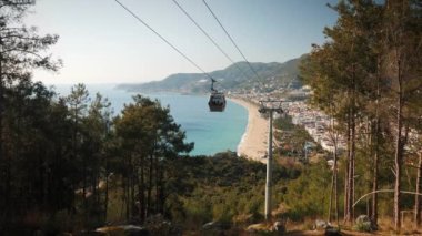 Arka planda şehir manzaralı ve deniz manzaralı kablolar. Kabinli kablo kaldırma