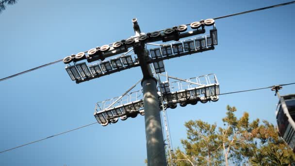 Teleferik mekanizması ve vitesli kablo araba destek kulesi. Kablo asansörü — Stok video