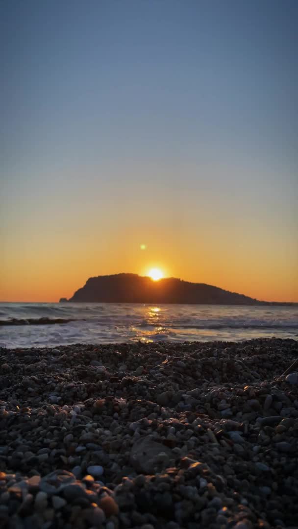 Bellissimo tramonto arancione su scogliera rocciosa e mare. Video verticale. Tramonto in mare — Video Stock