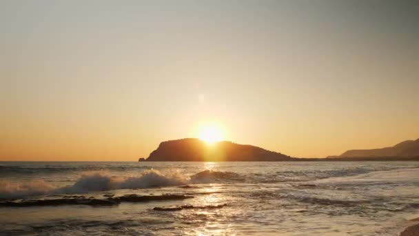 Sommer tropische Meereslandschaft. Erstaunlich farbenfroher Sonnenuntergang über der felsigen Küste — Stockvideo