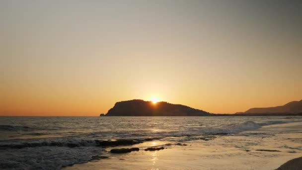 Τροπικό ηλιοβασίλεμα. Ήλιος δύει πάνω από τη θάλασσα με πορτοκαλί ουρανό — Αρχείο Βίντεο