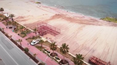 Plajda kumu ezip temizlemiş, yaz turizm sezonuna hazırlanıyormuş.