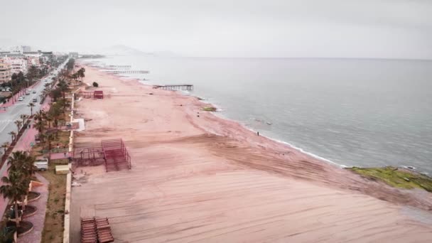 Törökország partvonala a tavaszi felhős napon, homokos strand előkészítése a nyári szezonra — Stock videók