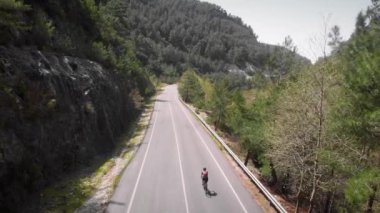 Kadın bisikleti. Spor kıyafetleri ve kask süren bisiklet yarışçısı.