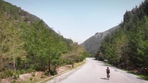Ciclista in bicicletta. In bicicletta in montagna. Allenamento triatleta in bicicletta — Video Stock