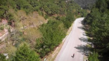 Bisikletle gezen bir adam, sabahları boş yolda egzersiz yapıyor.