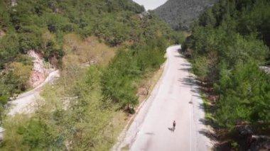 Golf yolunda bisiklet süren bir bisikletçi. Atletizm yoğun bisiklet antrenmanı