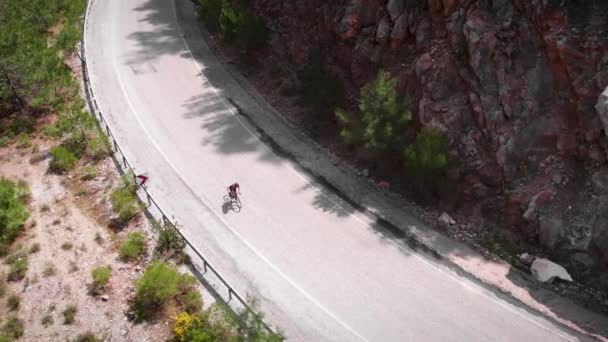 Ciclismo de estrada. Feminino ciclista de estrada acelerando, andando pela estrada da montanha — Vídeo de Stock