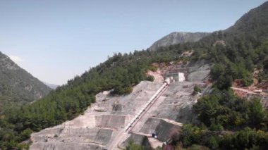 Hidroelektrik santrali. Elektrik santralini destekleyen boru. Hidroelektrik santrali