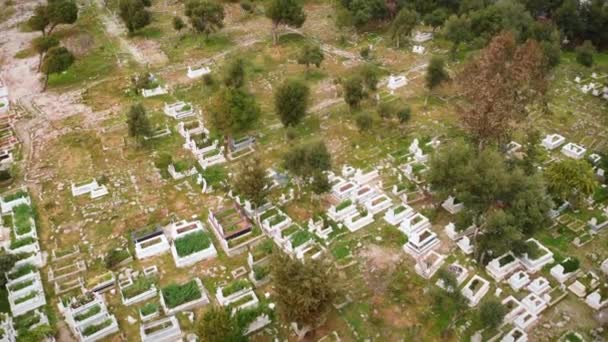 Cemetery with old tombstones and grave headstones. Graveyard from birds eye view — Stock Video