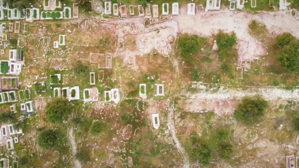 Muslim cemetery. Old islamic graveyard with tombstones and grave headstones. — Stock Video