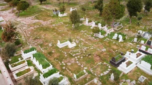 Antigo cemitério muçulmano com lápides brancas e lápides. Cemitério islâmico — Vídeo de Stock