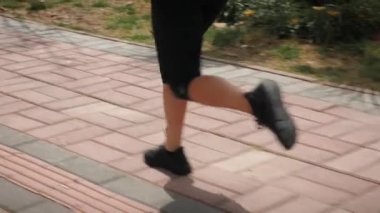 Gezinti güvertesinde koşan kadın bacaklar, yaklaşın. Deniz kıyısında koşan bir kadın