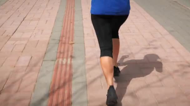 Mulher a correr no passeio ao sol. Feminino fazendo exercícios de cardio fitness — Vídeo de Stock