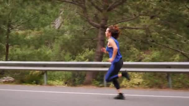 Çalışan kavram. Hızlı koşan bayan sporcu, spor yapan sporcu. — Stok video