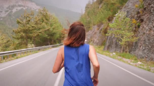 Corredor de maratón hembra haciendo ejercicio en un camino de montaña vacío. Motivación física — Vídeo de stock