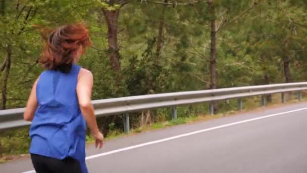 Женщина, бегающая в парке утром. Спортивная гимнастка на открытом воздухе — стоковое видео