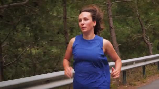 Mujer deportiva segura corriendo al aire libre por la mañana. Motivación deportiva — Vídeos de Stock