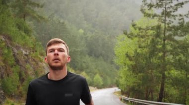 Dağ yolunda koşan kendinden emin bir sporcu. Etkin spor konsepti