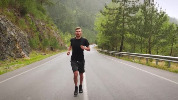Concept de course et de jogging. Homme musculaire athlétique courir en plein air. Sport actif — Video