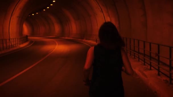 Fitness, sport en een gezonde levensstijl concept. Jonge vrouw loopt in tunnel — Stockvideo