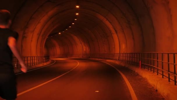 Un homme qui court seul dans un tunnel vide. Exercices d'entraînement de fitness récréatif — Video