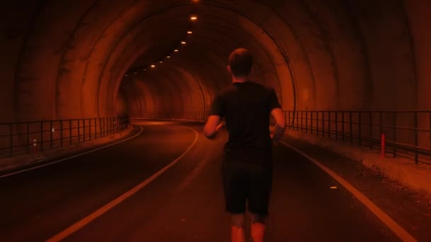 Running concept.Male runner training outdoors, exercising endurance run training — ストック動画
