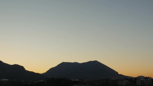 Time lapse of majestic mountain sunrise. Sun rising in mountains at sunrise — Video Stock