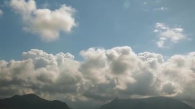 Kara, büyük, fırtınalı bulutları ve gri gökyüzü olan bulutlu bir yer. Gök gürültülü fırtınadan önce