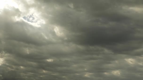 Gewitterwolken mit grauem Himmel. Regenwolken. Dunkle riesige Wolken, die sich schnell bewegen — Stockvideo