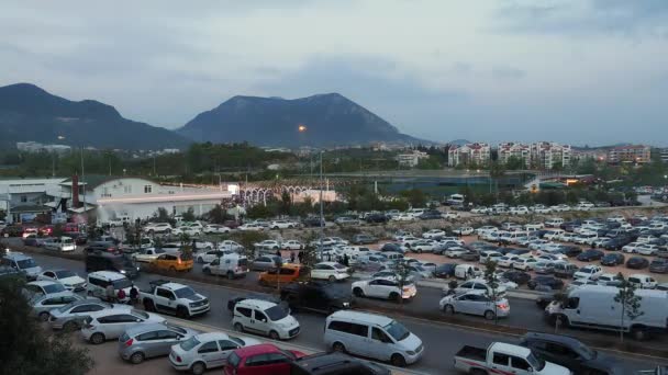 Parkeringsplats med massor av bilar. Bilar som kör på upptagen parkeringsplats — Stockvideo