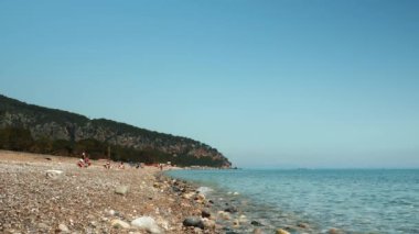 Yaz tatili kavramı. Güneşli bir günde kumsalda güneşlenen insanlar.