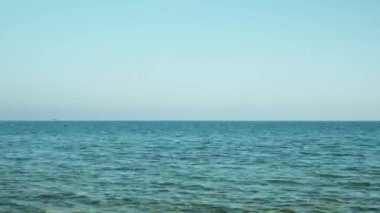 Küçük sürat teknesi güneşli bir yaz gününde sakin, açık denizde yüzüyor. Zaman geçiyor.