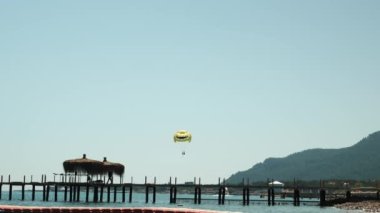 Tropikal deniz resifinin üzerinde parasailing. Deniz kıyısı plajı. Macera aktiviteleri