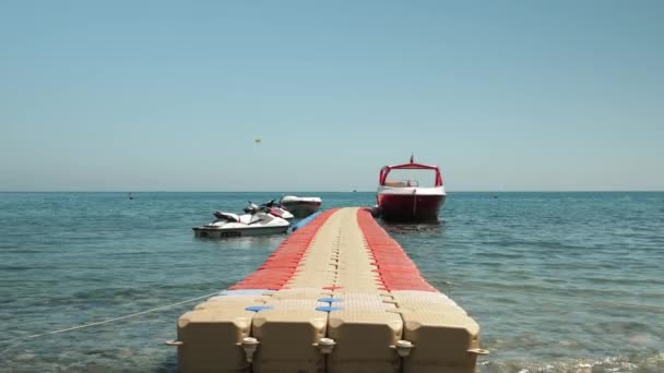 Pontón de plástico en el mar con yate amarrado y motos a reacción. Plataforma flotante vacía — Vídeos de Stock