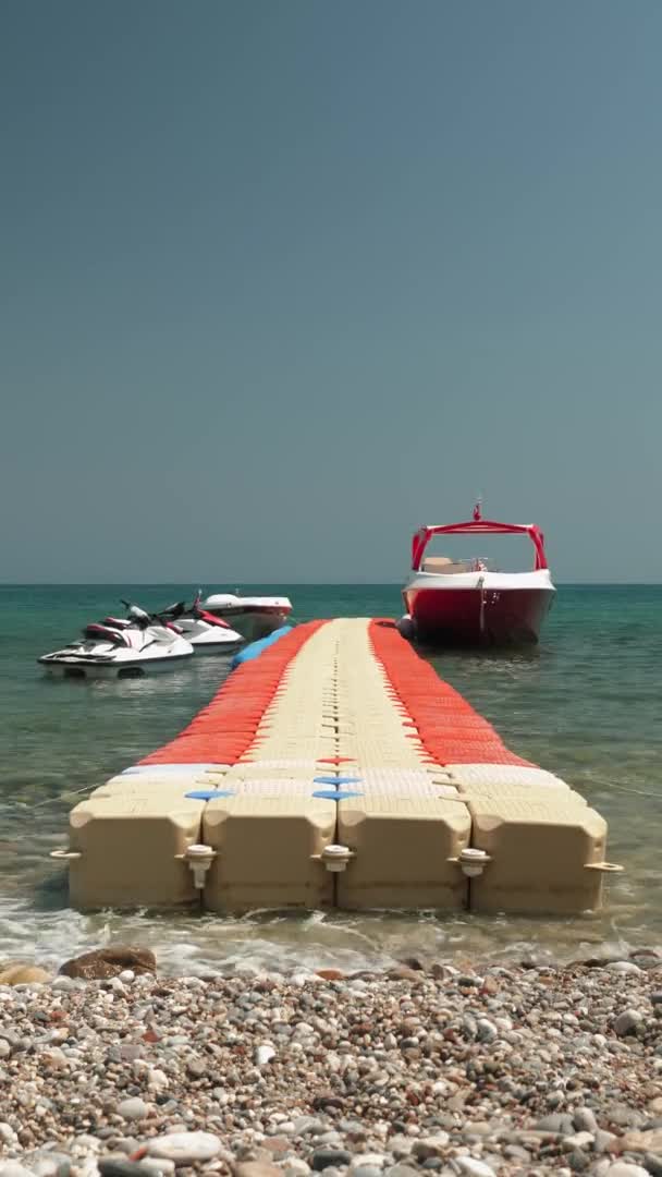 Floating pontoon, vertical video. Plastic pontoon cubes floating on water surface — Stock Video